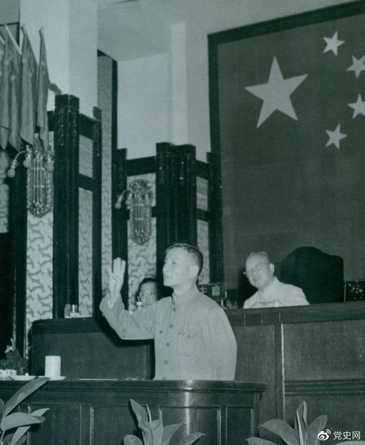 1951年9月3日,陈云在中央人民政府委员会第十二次会议上作关于财政、农业生产和市场等问题的报告。 1951年9月3日,陈云在中央人民政府委员会第十二次会议上作关于财政、农业生产和市场等问题的报告。