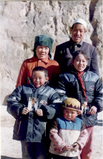 2002年大发志愿者小分队为鸦儿川村村民拍全家福