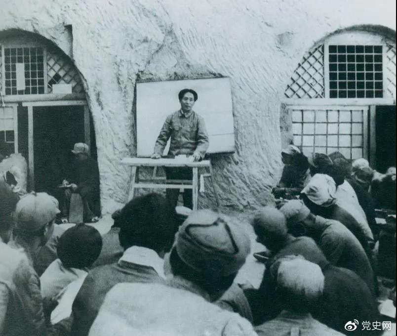 1938年4月,毛泽东在鲁迅艺术学院讲演。 1938年4月,毛泽东在鲁迅艺术学院讲演。