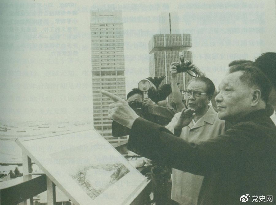 1978年11月13日,邓小平在新加坡住房和发展局听取关于新加坡公共住房计划情况的介绍后,登上办公大厦楼顶,瞭望周围一幢幢新建成的公共住房,赞扬新加坡在解决住房方面所作的努力。 1978年11月13日,邓小平在新加坡住房和发展局听取关于新加坡公共住房计划情况的介绍后,登上办公大厦楼顶,瞭望周围一幢幢新建成的公共住房,赞扬新加坡在解决住房方面所作的努力。
