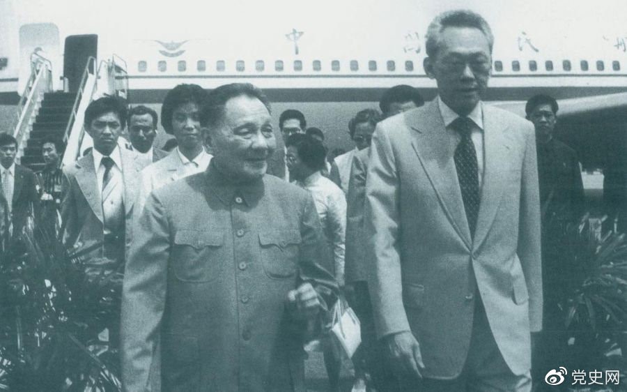 1978年11月12日,邓小平应邀访问新加坡。李光耀总理到机场迎接。 1978年11月12日,邓小平应邀访问新加坡。李光耀总理到机场迎接。