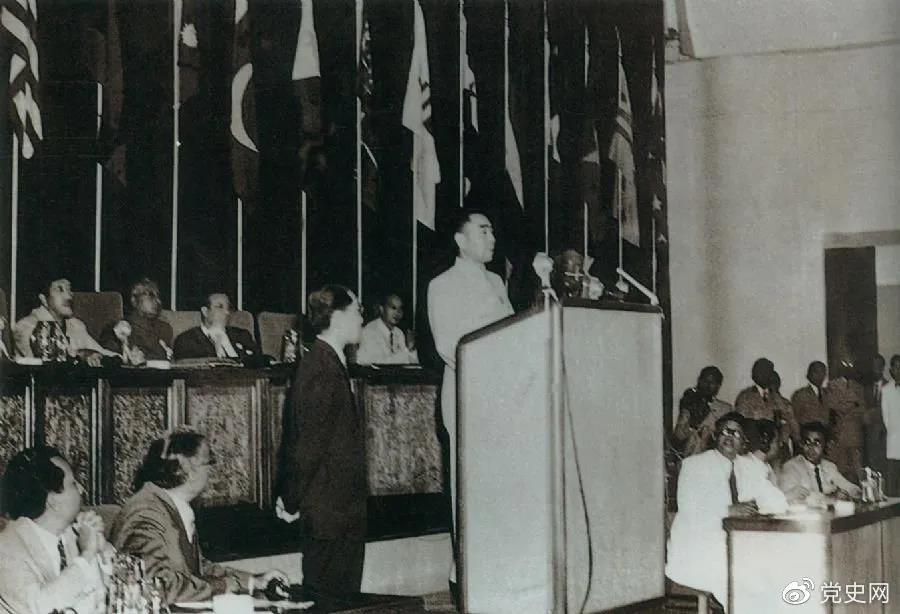 1955年4月18日,亚非会议在万隆开幕。图为19日周恩来在会议上发言。 1955年4月18日,亚非会议在万隆开幕。图为19日周恩来在会议上发言。