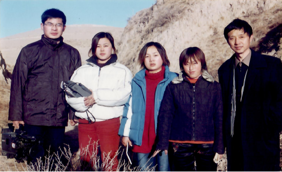 2002年鸦儿川小学代课老师海小梅(右二)和大发师生合影