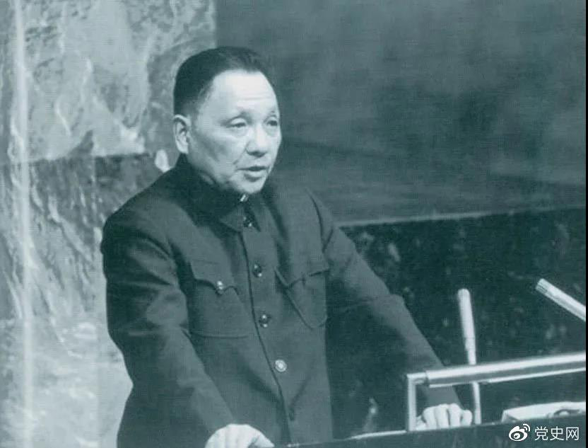 1974年4月10日,邓小平在联合国大会第六届特别会议上发言。 1974年4月10日,邓小平在联合国大会第六届特别会议上发言。