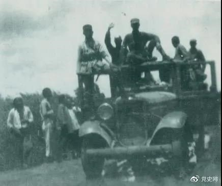 1938年3月31日,129师在邯长公路的响堂铺伏击日军,这是在战斗中缴获的汽车。 1938年3月31日,129师在邯长公路的响堂铺伏击日军,这是在战斗中缴获的汽车。