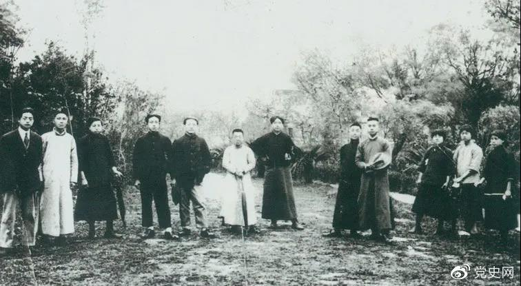 1920年5月8日,新民学会部分会员在上海半淞园合影。左七为毛泽东。 1920年5月8日,新民学会部分会员在上海半淞园合影。左七为毛泽东。