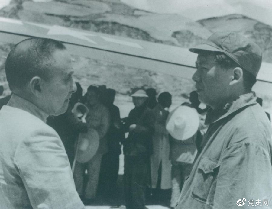 1945年7月1日,毛泽东欢迎黄炎培等民主人士来延安参观。 1945年7月1日,毛泽东欢迎黄炎培等民主人士来延安参观。