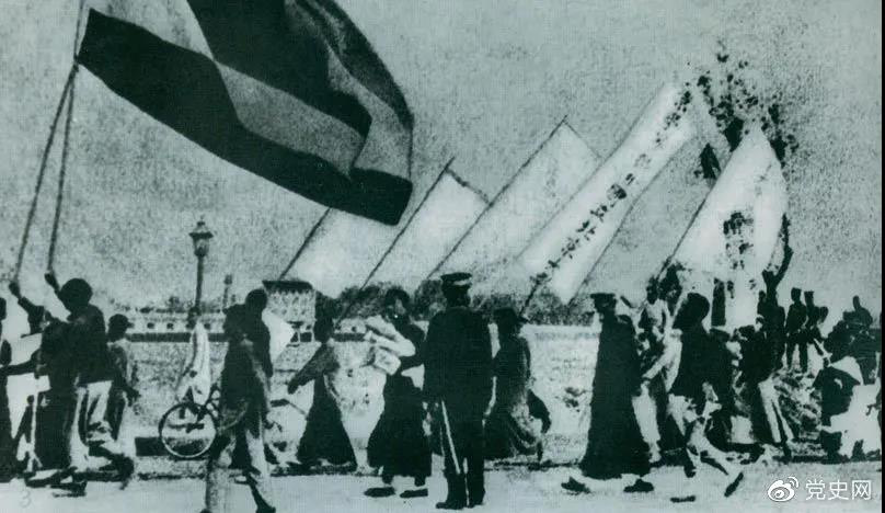 1919年5月4日,北京爆发学生反帝爱国运动。这是北京大学学生的示威游行队伍。 1919年5月4日,北京爆发学生反帝爱国运动。这是北京大学学生的示威游行队伍。