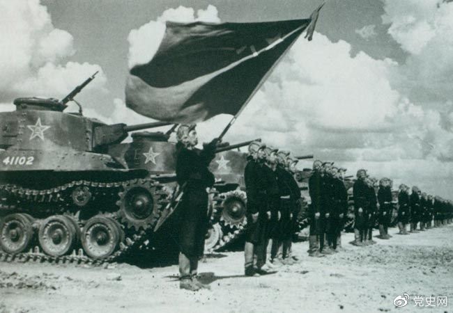 1950年9月,中国人民解放军装甲兵领导机构在北京成立。图为坦克部队阵容。 1950年9月,中国人民解放军装甲兵领导机构在北京成立。图为坦克部队阵容。